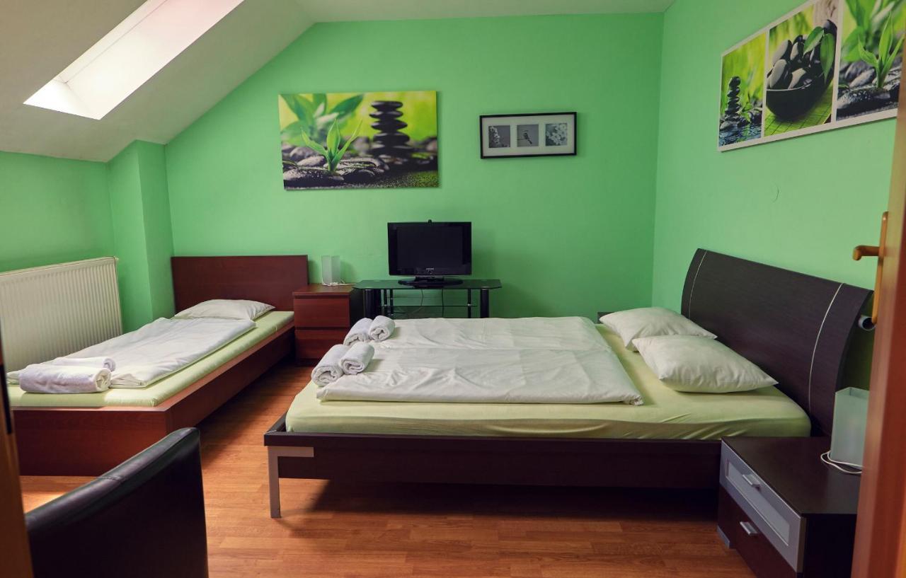 Penzion Fox Nemšová Extérieur photo