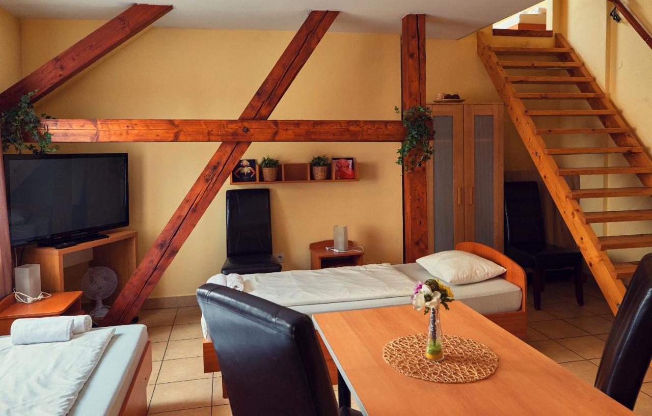 Penzion Fox Nemšová Extérieur photo