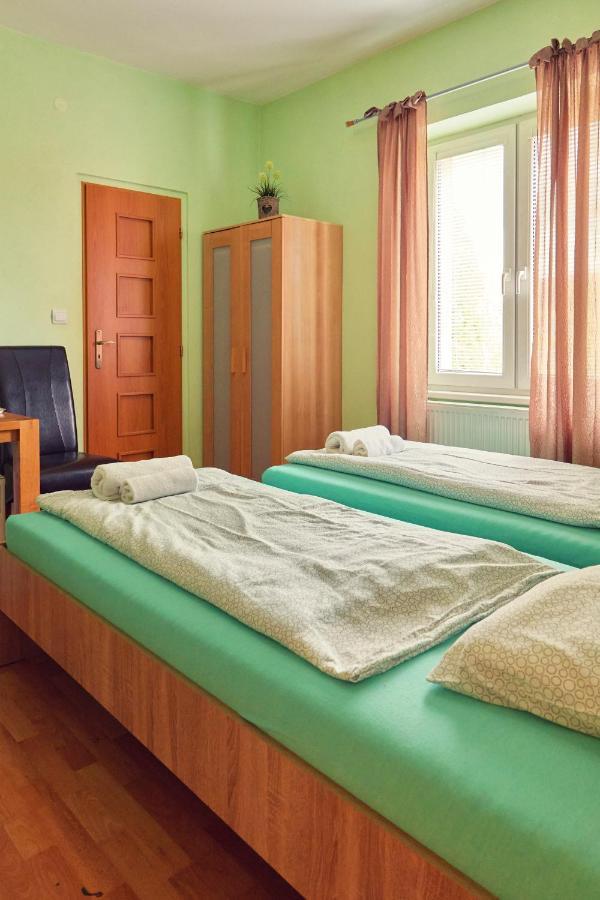 Penzion Fox Nemšová Extérieur photo
